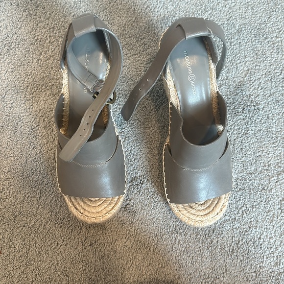 CLOSET CLEAN OUT ⭐️ TREASURE & BOND Grey/tan leather strapped wedges - Picture 2 of 3